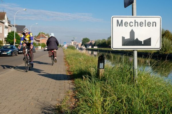 Verkeersbord bebouwde kom en fietspad