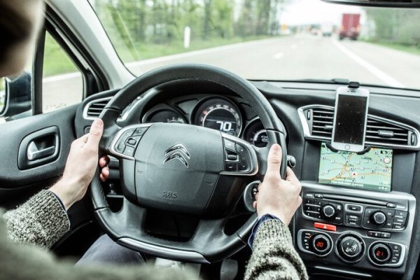 gsm in houder in auto