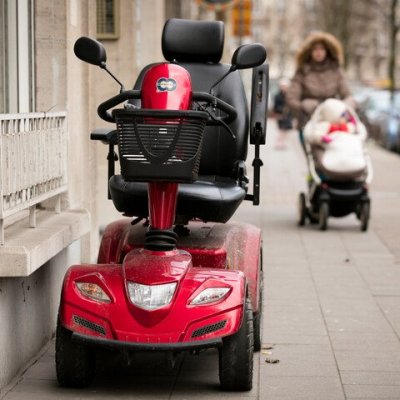 geparkeerde skootmobiel op een voetpad