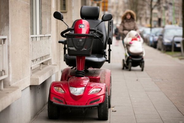 scootmobiel geparkeerd op voetpad