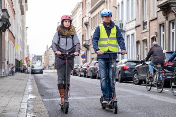 man en vrouw op e-step