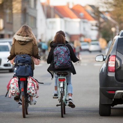 2 fietsers naast elkaar in bebouwde kom