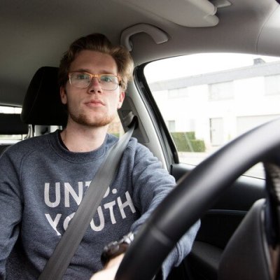 man achter het stuur met autogordel