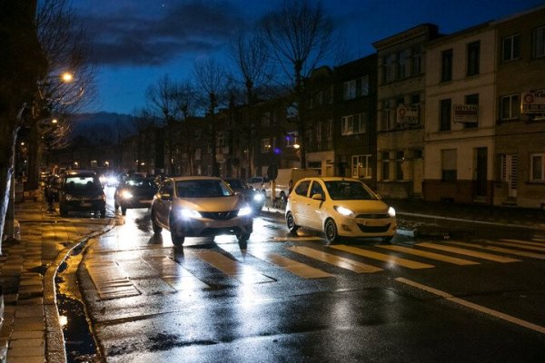 auto's in het donker bij regenweer