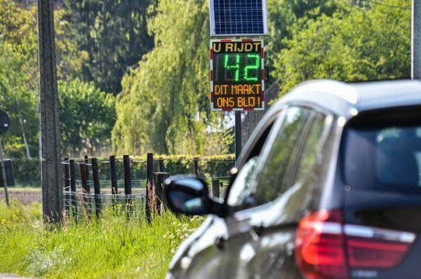 positieve snelheidscontrole, bord met smiley voor wie zich aan de snelheidslimiet houdt