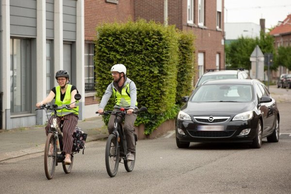 fietsers met fietshelm