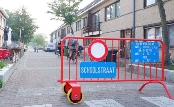 Hek met bord schoolstraat