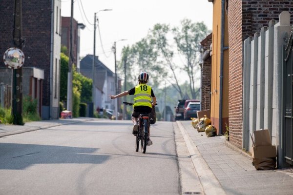 kind dat arm uitsteekt  om af te slaan met de fiets