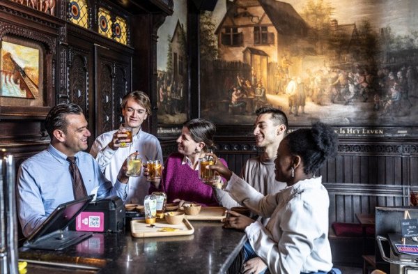 vrienden op café met alcoholvrije dranken