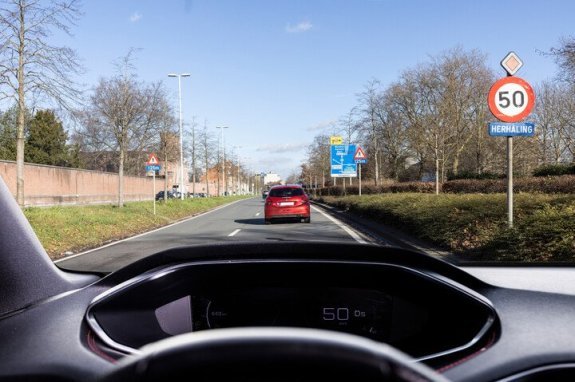 auto op rijbaan verkeersbord snelheidslimiet 50 km/u