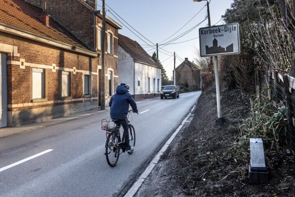 fietser op de rijbaan op helling voor bocht