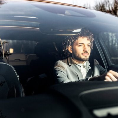 jongeman die geconcentreerd rijdt