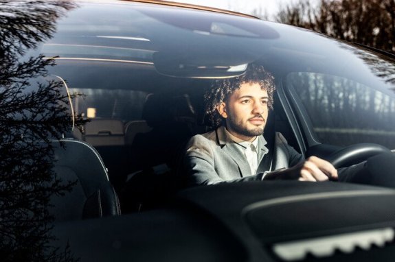 jonge bestuurder in auto