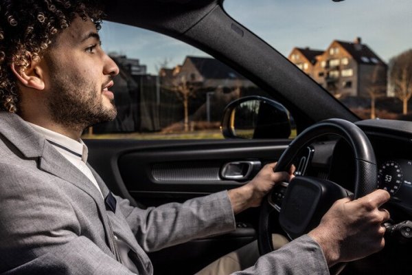 jonge man achter het stuur