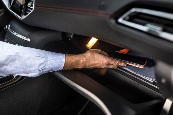 gsm in handschoenenkastje van de auto