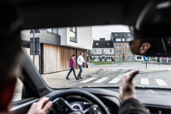 auto die stopt voor zebrapad