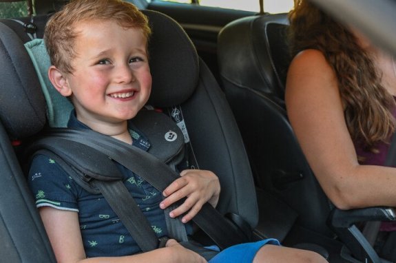 jongen in autostoel