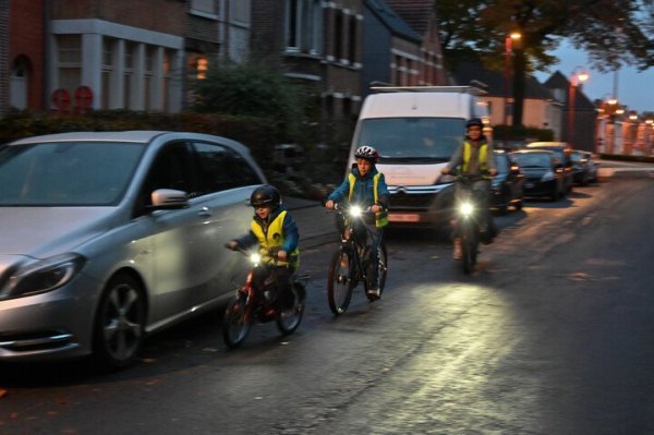 fietsers met verlichting in het donker