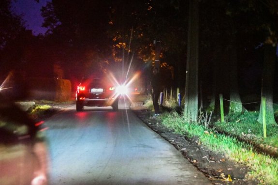 loper op een donkere weg