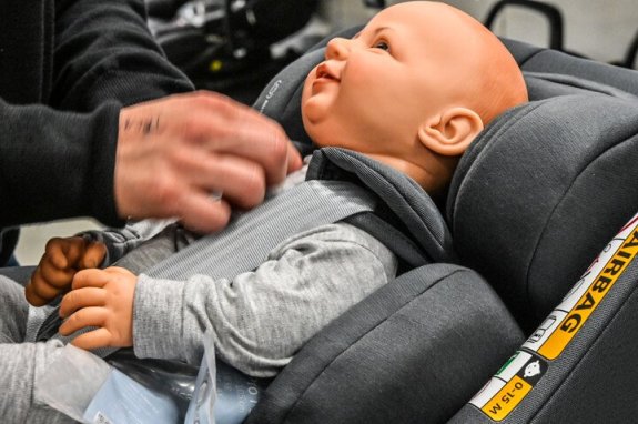 baby vastklikken met gordels in autostoeltje