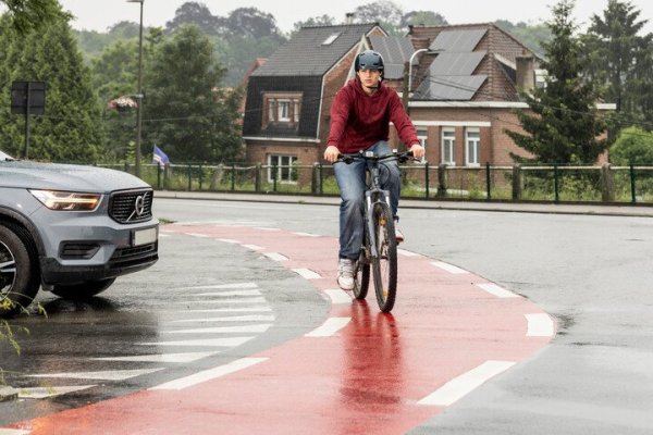 fietsers met fietshelm