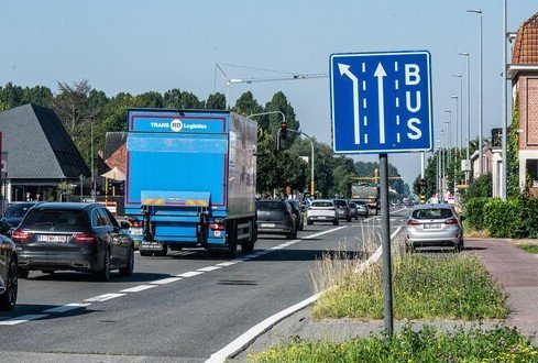 verkeersbord rijbaan met een busstrook