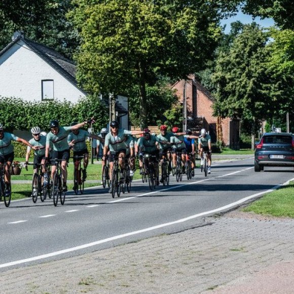 groep fietsers op de koersfiets
