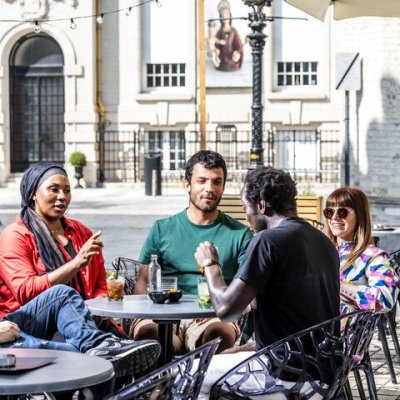 vrienden op cafe, 1 persoon drinkt water