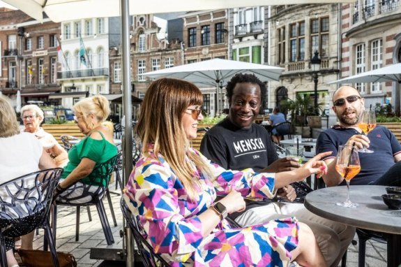 mensen op een terras die iets drinken