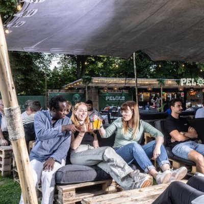 vrienden die mocktails drinken