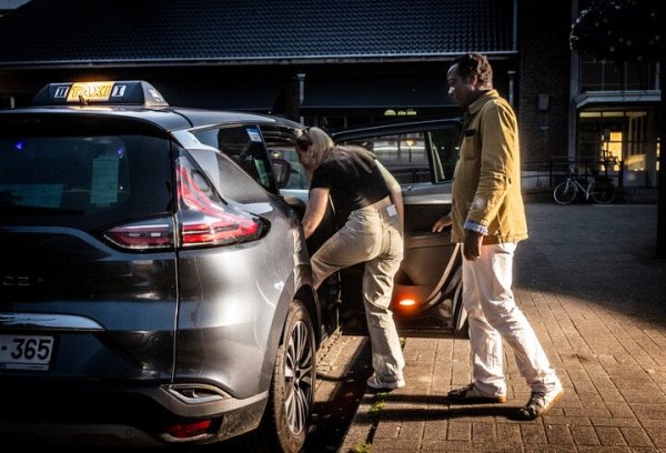 mensen die in een taxi stappen