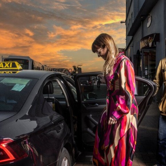 koppel dat een taxi neemt