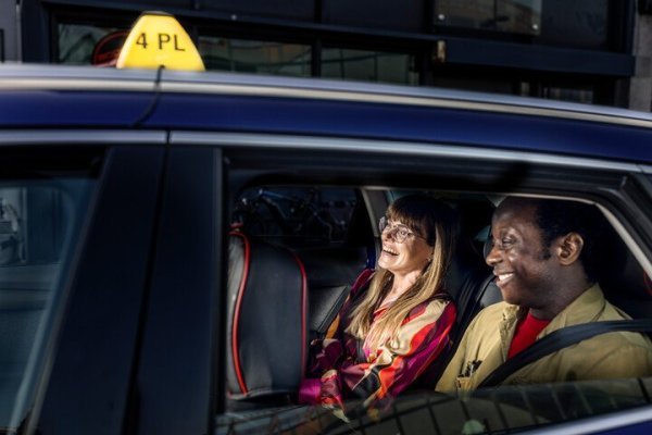 koppel dat een taxi neemt