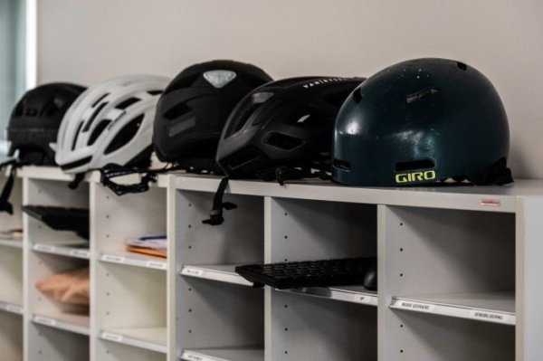 fietshelmen bovenop kast