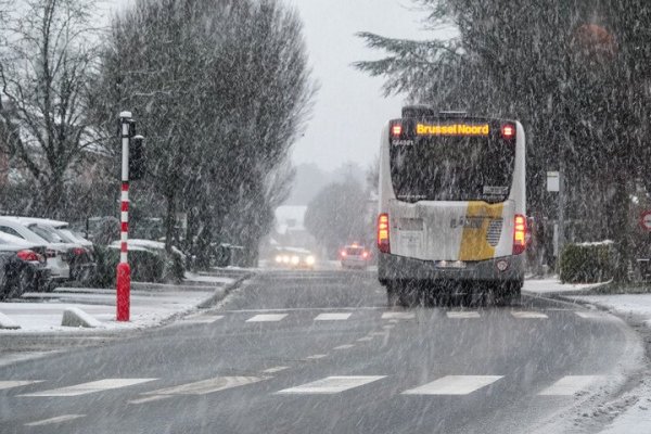 Lijnbus die rijdt bij sneeuwval