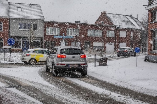 auto in de sneeuw