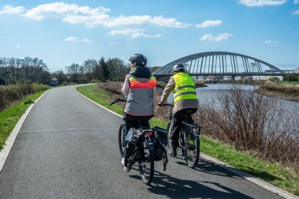 fietsers op een jaagpad