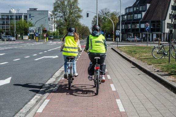 2 fietsers naast elkaar op het fietspad