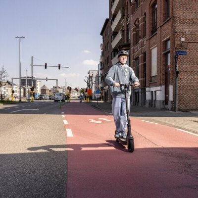 jongere met e-step op een fietspad