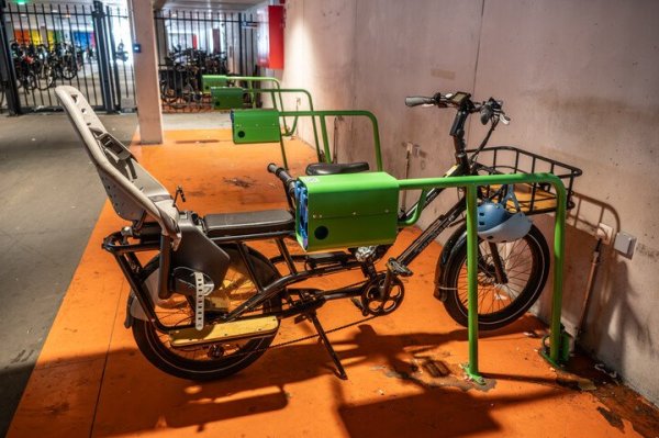 Fietsenstalling met voorbehouden plaats voor lange fietsen