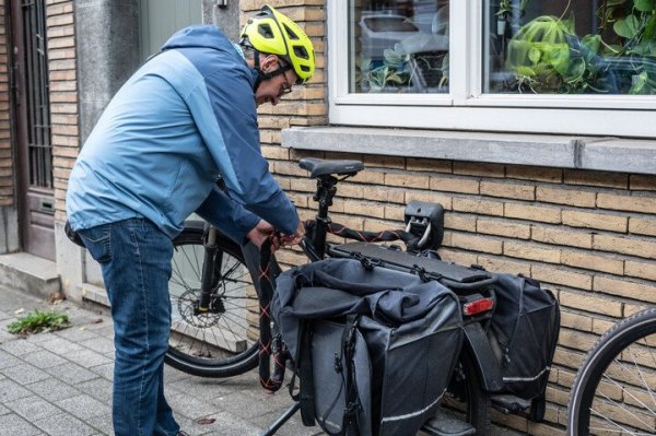 man die longtailfiets op slot zet