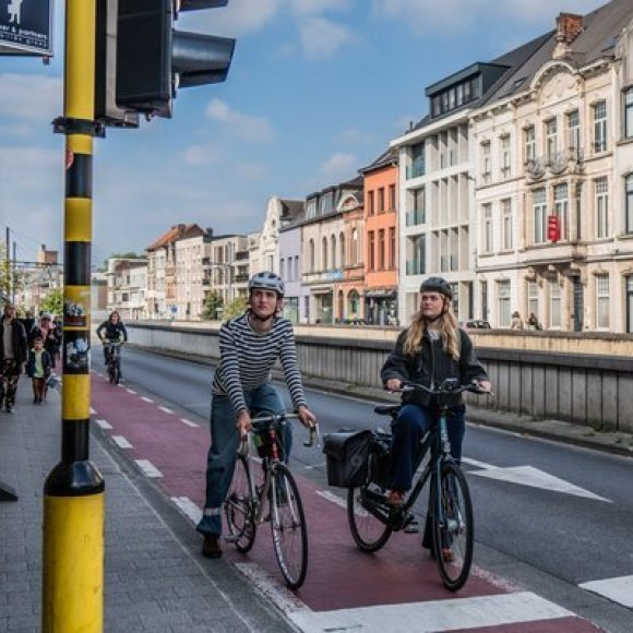 jongeren op fiets voor het rode licht