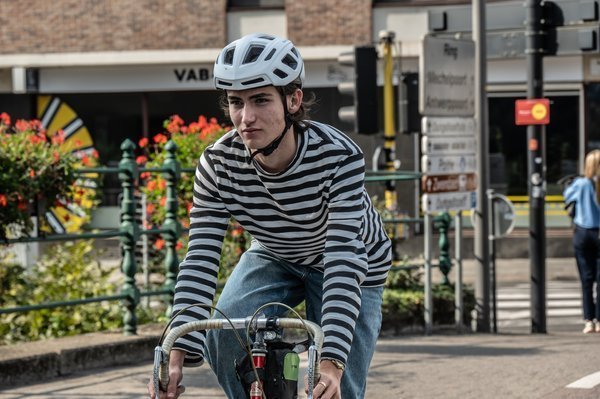 jongen met fietshelm op fiets