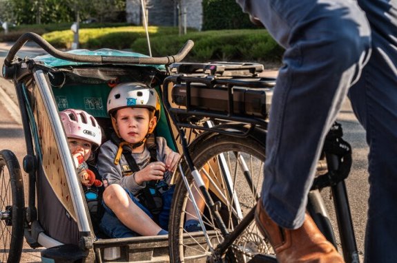 kinderen in een fietskar