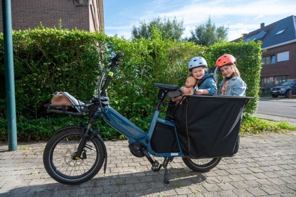 2 kinderen op longtailfiets