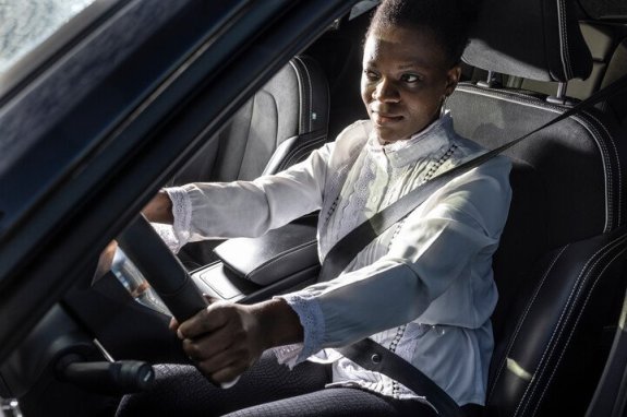 vrouw die gordel draagt aan het stuur