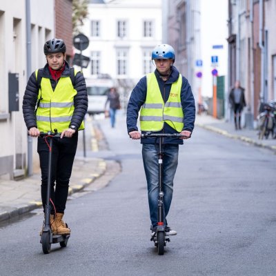 2 mannen met een e-step