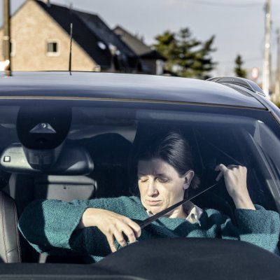 vrouw die gordel aandoet