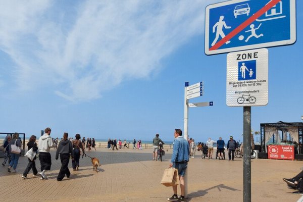 wandelaars in een voetgangerszone