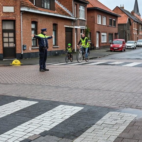 agent regelt verkeer op kruispunt